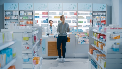 Symbolbild: Kunde in der Apotheke © Shutterstock