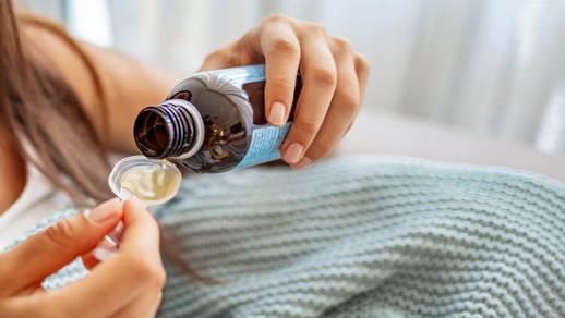 Symbolbild: Eine Frau hält einen Antibiotikasaft in der Hand. © Shutterstock