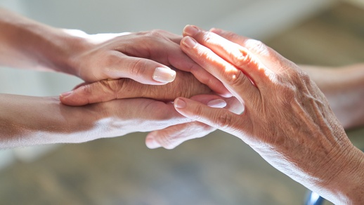 Händehaltung als Symbol der Unterstützung und Sympathie © Shutterstock