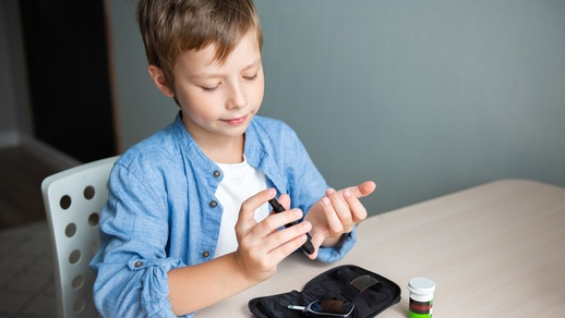 Junge führt an seinem Finger eine Insulinmessung durch.  © Shutterstock