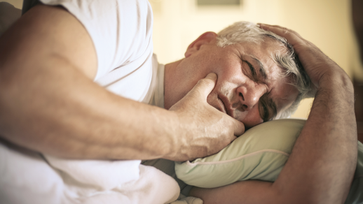 Liegender Mann hat Schmerzen im Kiefer.  © iStock