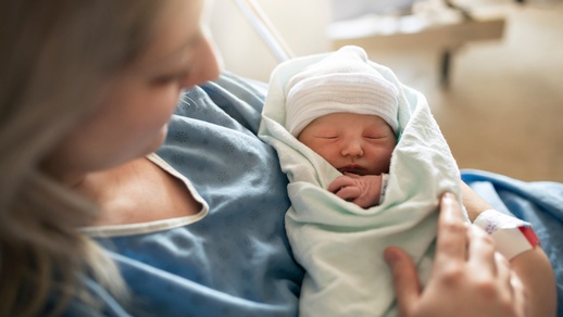 Mutter hält ein Neugeborenes in den Armen.  © Shutterstock