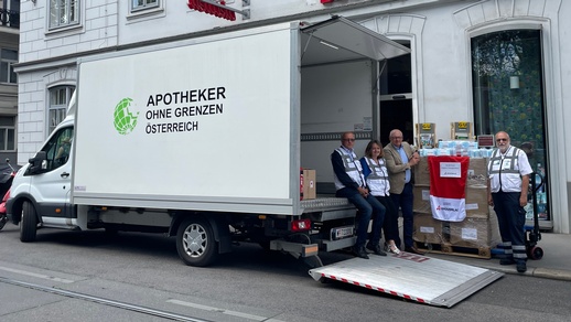 Die Übergabe der Einwegmasken. © APOVERLAG