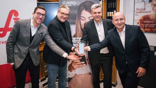 (V. l. n. r.) Philipp Saiko (Präsident der Österreichischen Apothekerkammer, Landesgeschäftsstelle Wien), Peter Hacker (Wiener Gesundheitsstadtrat), Thomas Brosch (Geschäftsführer Kwizda Pharmahandel GmbH) und Christian Wurstbauer (Apotheker) präsentierten die neue APOScout-App. © Benjamin Thomes