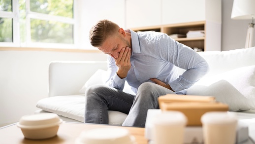 Mann mit Übelkeit © iStock