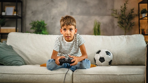 Kind spielt mit Play Station © iStock
