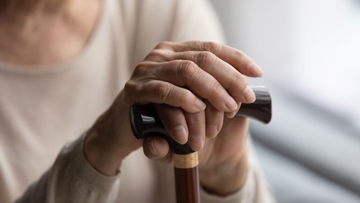 Ältere Person mit Gehstock © shutterstock