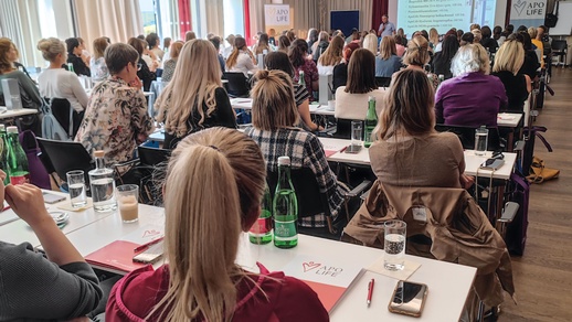 Am 7. Oktober trafen sich fast 200 Pharmazeutisch-kaufmännische Assistent:innen aus ganz Österreich in Kaprun zum diesjährigen PKA-Kongress der ApoLife-Apothekengruppe. © ApoLife