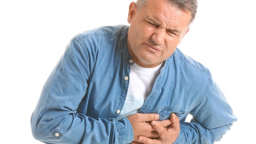 Mann mit Herzschmerzen © Shutterstock