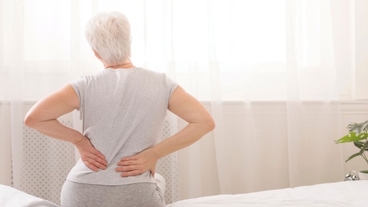 Charakteristisch für die Polymyalagia rheumatica sind ausgeprägte Schmerzen, die einem Muskelkater ähneln und sich in kurzer Zeit entwickeln. © Shutterstock