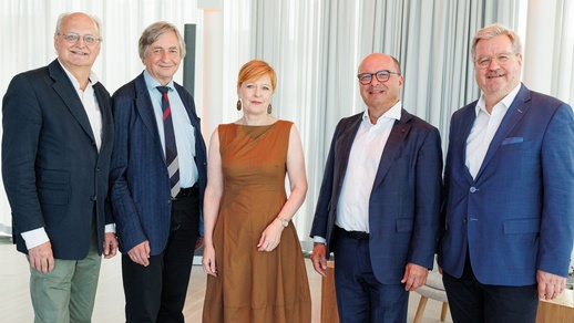 Die Diskussionsteilnehmer:innen (v. l. n. r.): Mag. Jan Pazourek, Univ.-Prof. Josef Smolle, Dr. Michaela Wlattnig, Mag. pharm. Thomas W. Veitschegger und Dr. Wolfgang Andiel.  © Roland Rudolph