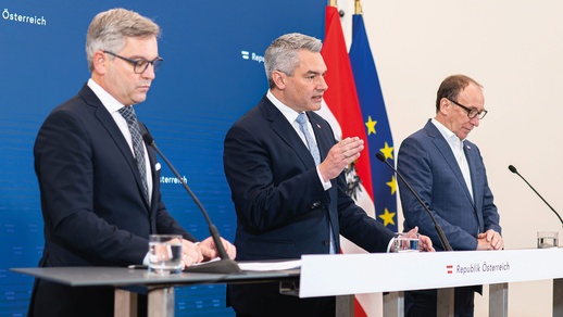 Finanzminister Magnus Brunner, Bundeskanzler Karl Nehammer und Gesundheitsminister Johannes Rauch bei der Präsentation der Gesundheitsreform. © BKA/Florian Schrötter