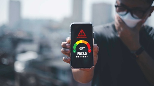 Smartphone zeigt Feinstaubbelastung © Shutterstock