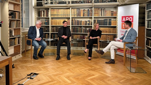 Andreas Huss, MBA, und Dr. Reinhold Kerbl folgten der Einladung von Mag. pharm. Dr. Ulrike Mursch-Edlmayr in die Bibliothek der Österreichischen Apothekerkammer. © Beigestellt