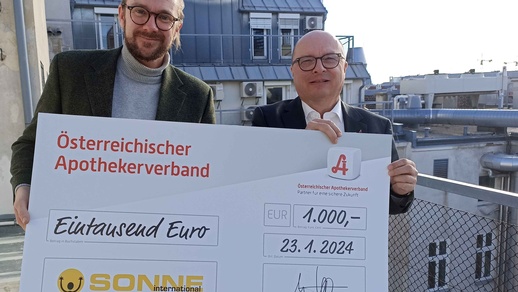 SONNE-Projektleiter Armin Mösinger und Verbandspräsident  Thomas W. Veitschegger bei der Scheckübergabe. © SONNE