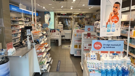 In der Freiwahl finden sich zahlreiche rabattierte Produkte. Bei OTC-Schmerzmitteln konkurrieren die Apotheken mit Supermärkten und Tankstellen. © Nora al Kazaale