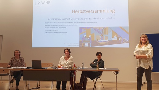 Der Vorstand der AAHP, vertreten durch Präsidentin Martina Jeske (stehend), Alexandra Pointinger (Vermögensverwalterin), Irene Lagoja (2. Vizepräsidentin) und Sandra Freimann-Pircher (Schriftführerin) (von links) © beigestellt