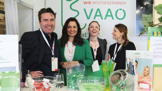VAAÖ-Präsident Mag. pharm. Raimund Podroschko, -Vizepräsidentin Ergott-Badawi sowie Christina Fuchs – gemeinsam mit Daniela Göttinger (nicht im Bild) – und Sonja Guntschnig, , VAAÖ-Landesgruppenobfrau in Salzburg © VAAÖ