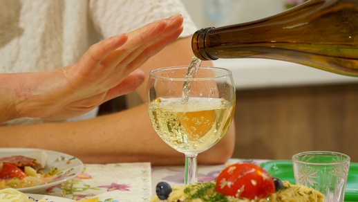 Frau lehnt Glas Wein ab © Shutterstock