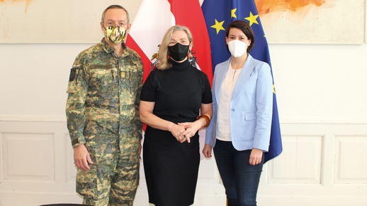 v.l.n.r. Generalmajor Rudolf Striedinger, Koordination Logistik; Mag. Dr. Ulrike Mursch-Edlmayr, Präsidentin der Österreichischen Apothekerkammer und Dr. Katharina Reich, Chief Medical Officer, der GECKO. © Österreichische Apothekerkammer