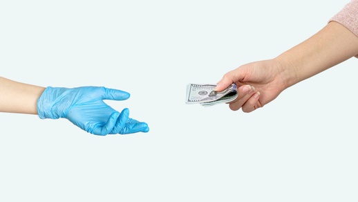 Symbolbild Geld für die Pflege © Shutterstock