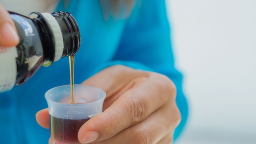 Dextromethorphan ist in Österreich ausschließlich in Form von Sirupen und Lösungen sowie als Teil eines Kombi- Präparats im Handel. Indiziert ist es bei Reizhusten. © Shutterstock