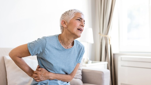 Eine Herpes-Zoster-Infektion kann bereits einige Tage vor den typischen Hauterscheinungen Schmerzen in der entsprechenden Region verursachen. Bei einseitigen Schmerzen sollte man an der Tara daher immer an einen Zoster denken. © Shutterstock