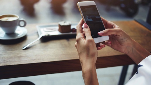 Frau spielt am Handy © Shutterstock