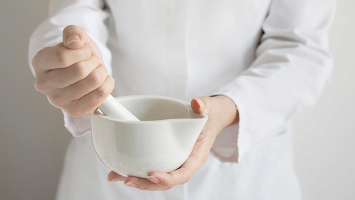 Schale und M&ouml;rser zur magistralen Herstellung von Arzneimitteln &copy; Shutterstock