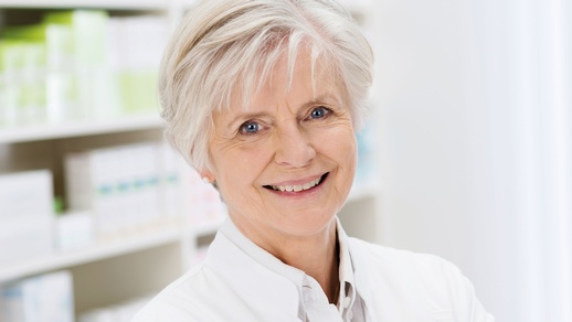 Ältere Apothekerin © Shutterstock