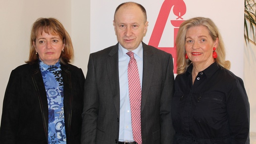 Mag. pharm. Irina Schwabegger-Wager, Vorsitzende von Apotheker ohne Grenzen Österreich, Vasyl Khymynets, ukrainischer Botschafter in Wien und Mag. pharm. Dr. Ulrike Mursch-Edlmayr, Präsidentin der Österreichischen Apothekerkammer  ©  Österreichische Apothekerkammer