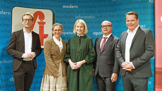 v. l. n. r. Chefredakteur Mag. Stefan Hartl, Vizepräsidentin Mag. pharm. Monika Aichberger, Landeshauptmann-Stv. Mag. Christine Haberlander, Präsident Mag. pharm. Thomas Veitschegger, Gernot Hörmann © Gregor Hartl Photography