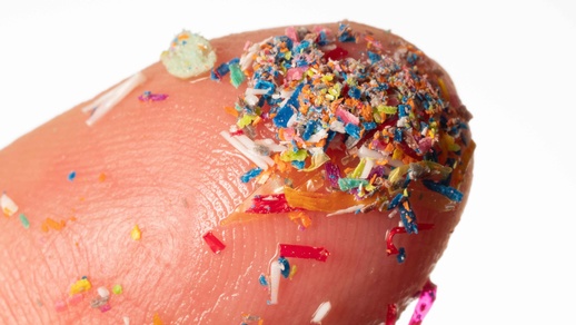 Kleine Plastikteil auf einem Finger © Shutterstock