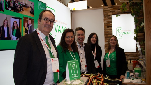 Über die vielen Besucher:innen und die guten Gespräche am VAAÖ-Stand in Wien freuten sich u. a. Georg Lippay, Susanne Ergott-Badawi, Raimund Podroschko, Christina Fuchs und Janine Sailer (v. l. n. r.) … © VAAÖ