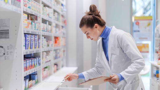Apothekerin sucht nach Medikamenten  © Shutterstock