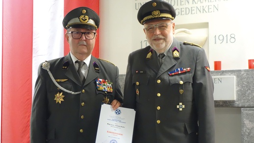 OberstApoth. aD. Mag. Johann Kuhn (rechts) erhält aus den Händen des Präsidenten des PharmMKB., OLtApoth. aD. Mag. Hans Stehno (links)., das Ehrenzeichen. © Beigestellt