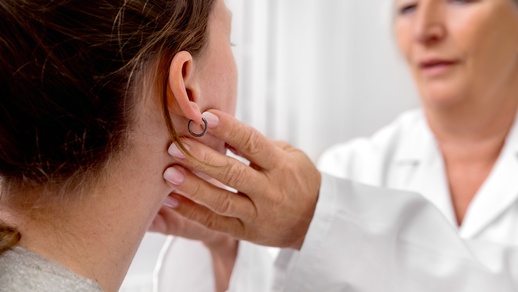 Untersuchung der Lymphknoten © Shutterstock