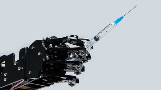 Roboter mit Spritze in der künstlichen Hand © Shutterstock