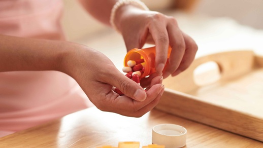 Antikoagulanzien stammen aus sehr unterschiedlichen Wirkstoffklassen, u. a. Heparin(-oid)en, Pentasacchariden, DOAK und Vitamin-K-Antagonisten. © Shutterstock