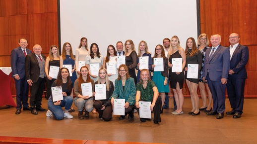 Die Ehrengäste, Siegerinnen und Teilnehmerinnen des 8. Lehrlingswettbewerbs in St. Pölten. Danke allen für das große Engagement vom Präsidenten und Direktor des Österreichischen Apothekerverbands. © Werner Jäger