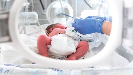 Bei Kindern, Neugeborenen und Frühgeborenen auf Intensivstationen hat die Arzneimittelapplikation parenteral zu erfolgen. © Shutterstock