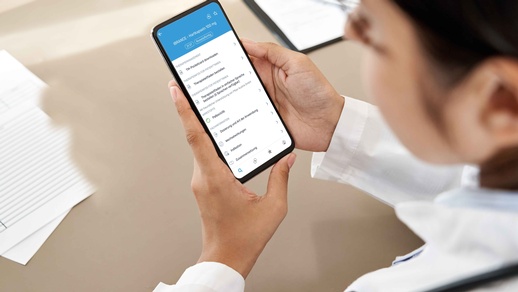 Arzt sieht auf seinem etwas nach. © Shutterstock