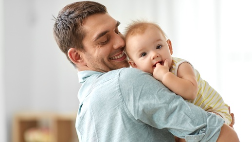 Symbolbild Vater in Karenz © Shutterstock
