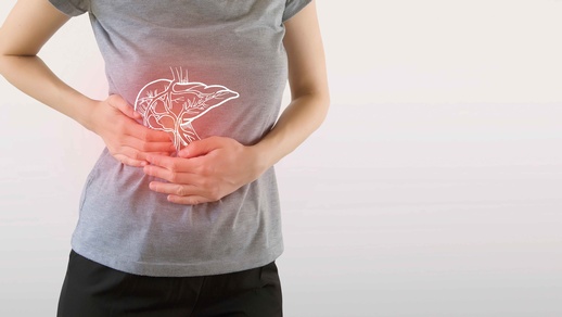 Körper einer Frau mit gezeichneter Leber © Shutterstock