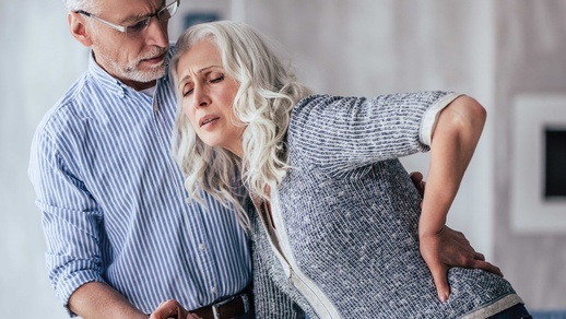 Im Alter kommt es zu physiologischen Verän­derungen, was sich auf die Pharmakokinetik von Arzneistoffen auswirkt. Auch die endogene Schmerzhemmung ist herabgesetzt. © Shutterstock