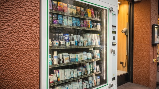 Vor allem in Zeiten des Versandhandels und Internetvertriebs können Verkaufsautomaten ein zusätzliches Service außerhalb der Öffnungszeiten bieten. © Shutterstock