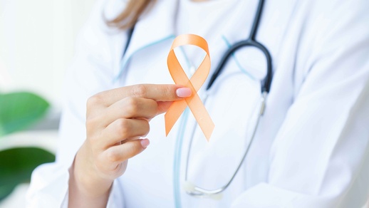 Arzt mit Schleife © Shutterstock