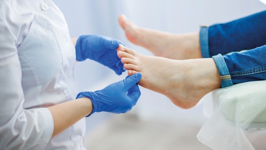 Bei Nagelpilzinfektionen kommt es in der Regel zu keiner Spontanheilung, weshalb sie immer therapiert werden müssen. © Shutterstock