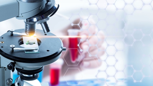 Mikroskop und Proben © Shutterstock