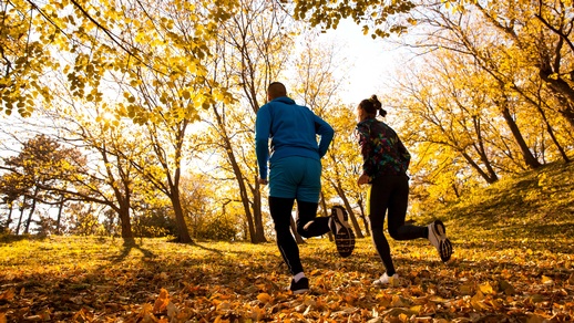 Zu viel Sport behindert unsere körpereigene Abwehr. So leiden Marathonläufer:innen häufiger an Atemwegsinfekten als Sportler:innen mit moderatem Training. © Shutterstock